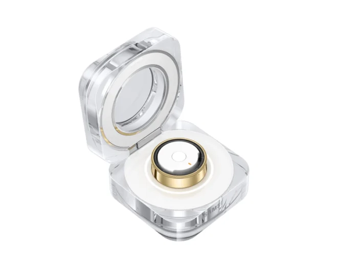 Ring_Titanium_Gold_005_Cradle_opened Samsung Galaxy AI Smart Ring - Image 9